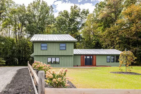 84 Rockefeller Ln, Red Hook, NY 12571