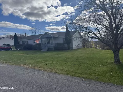 31 Easy St, Hoosick Falls, NY 12090