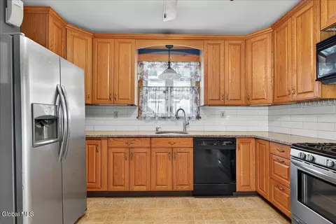 1060 Keyes Ave, Schenectady, NY 12309 photo 9