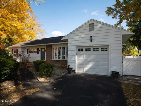 930 Riverview Rd, Niskayuna, NY 12309