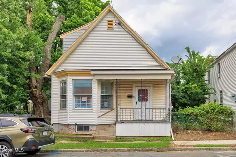 33 110th St, Troy, NY 12182
