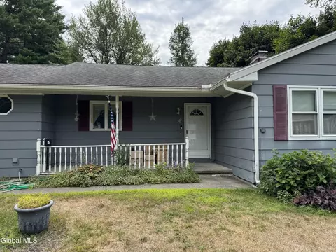 8 Crestwood Dr, Queensbury, NY 12804