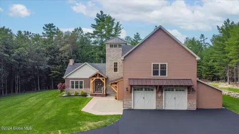 17 Kenmore Dr, Queensbury, NY 12804