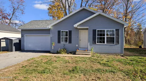 10 Feeder Bnd, Glens Falls, NY 12801