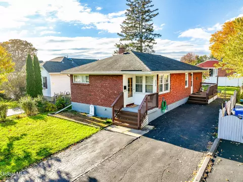 106 Edgecomb St, Albany, NY 12209
