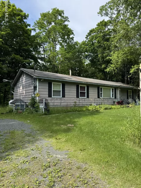 71 Tomhannock Rd, Valley Falls, NY 12185
