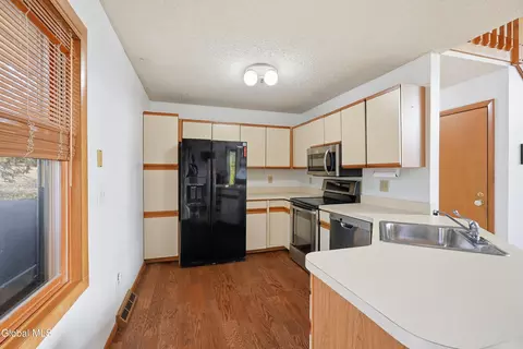 Kitchen - 7 Lea Ct, Schenectady, NY 12309 photo 1 of 2