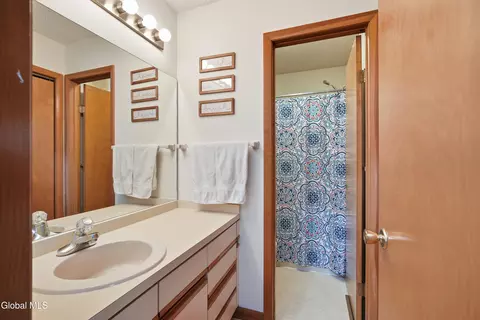 Bath - 7 Lea Ct, Schenectady, NY 12309 photo 2 of 2