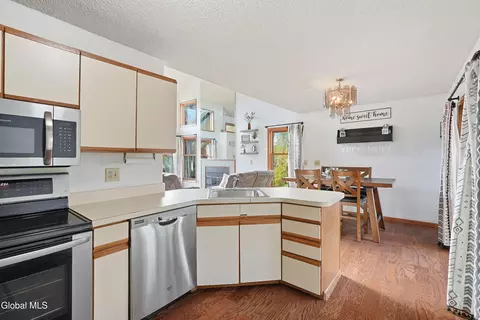 Kitchen - 7 Lea Ct, Schenectady, NY 12309 photo 2 of 2