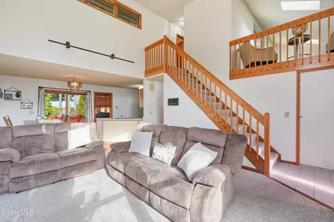 Living - 7 Lea Ct, Schenectady, NY 12309 photo 2 of 3