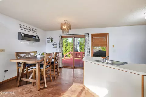 Dining - 7 Lea Ct, Schenectady, NY 12309 photo 2 of 3