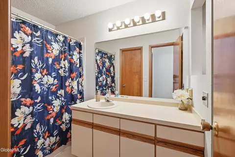 Bath - 7 Lea Ct, Schenectady, NY 12309 photo 1 of 2