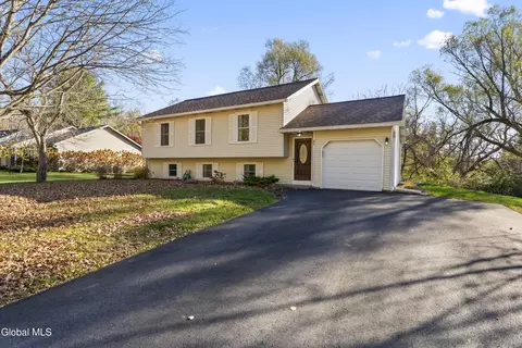 87 Algonquin Rd, Clifton Park, NY 12065