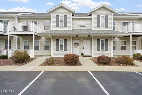1606 Cambridge Manor Dr, Scotia, NY 12302