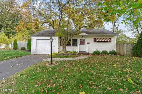 15 Stirrup Dr, Albany, NY 12205