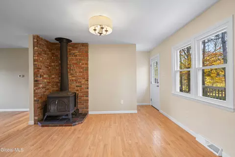 Living - 10 Dawn Dr, Glenville, NY 12302 photo 5 of 5