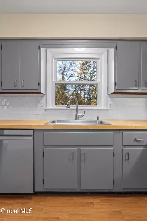 Kitchen - 10 Dawn Dr, Glenville, NY 12302 photo 2 of 2