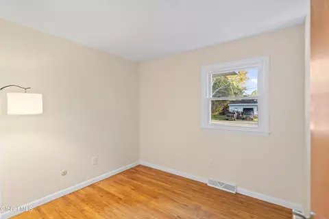 Bedroom - 10 Dawn Dr, Glenville, NY 12302 photo 2 of 7