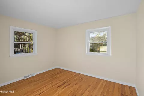 Bedroom - 10 Dawn Dr, Glenville, NY 12302 photo 6 of 7
