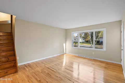 Living - 10 Dawn Dr, Glenville, NY 12302 photo 2 of 5