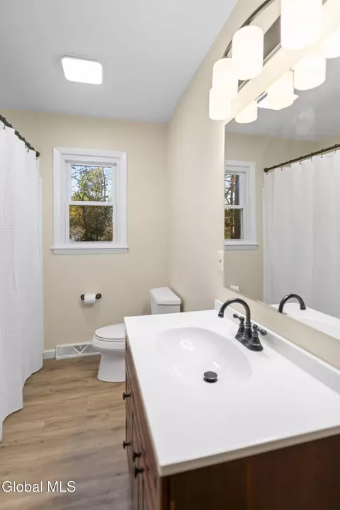 Bath - 10 Dawn Dr, Glenville, NY 12302 photo 2 of 2