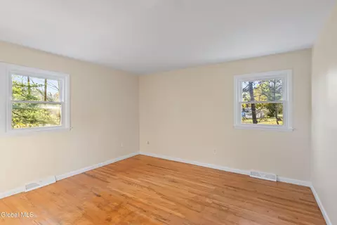 Bedroom - 10 Dawn Dr, Glenville, NY 12302 photo 4 of 7