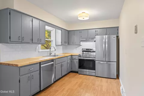 Kitchen - 10 Dawn Dr, Glenville, NY 12302 photo 1 of 2