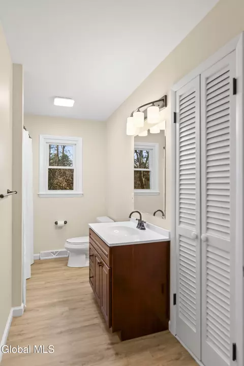 Bath - 10 Dawn Dr, Glenville, NY 12302 photo 1 of 2