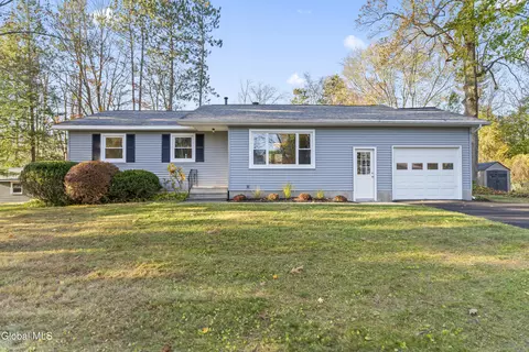 10 Dawn Dr, Glenville, NY 12302