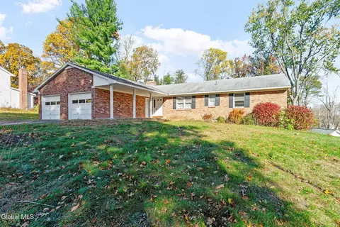 6 Oaktree Ln, Schenectady, NY 12309
