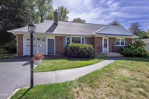 18 Richland Dr, Glenville, NY 12302