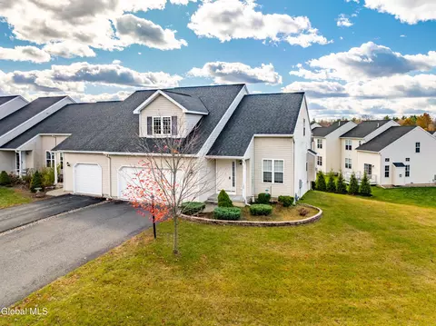 12 Pointe W Dr # D, Halfmoon, NY 12065