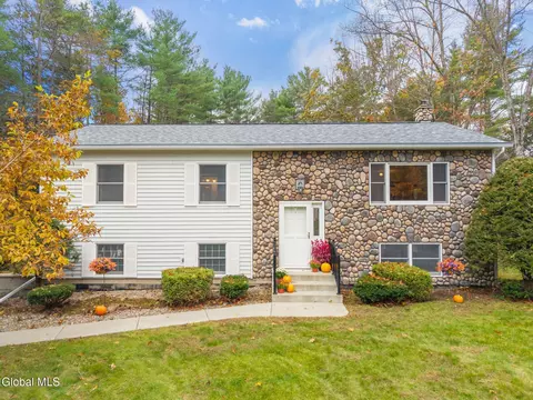 15 Laurel Ln, Queensbury, NY 12804