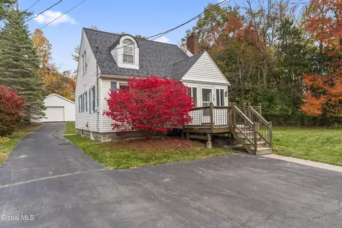 18 Mountainview Ter, Rensselaer, NY 12144