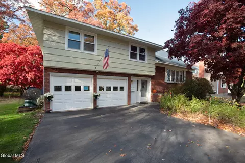 1046 Manas Dr, Schenectady, NY 12303