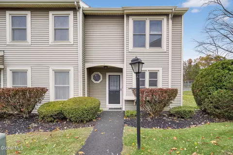 6 Freemans Way, Halfmoon, NY 12065