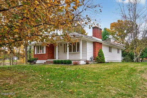 9 Robin Ln, Waterford, NY 12188
