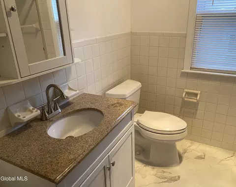 Bath - 1185 Ardsley Rd, Schenectady, NY 12308 photo 2 of 5