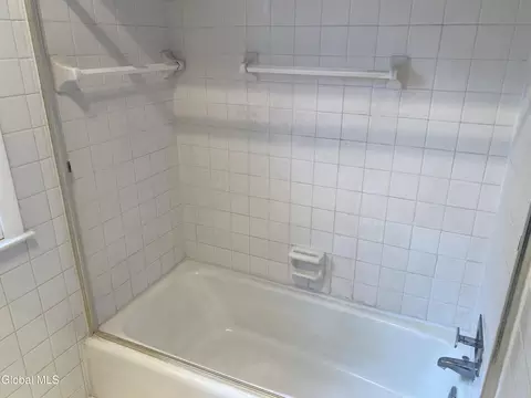 Bath - 1185 Ardsley Rd, Schenectady, NY 12308 photo 3 of 5