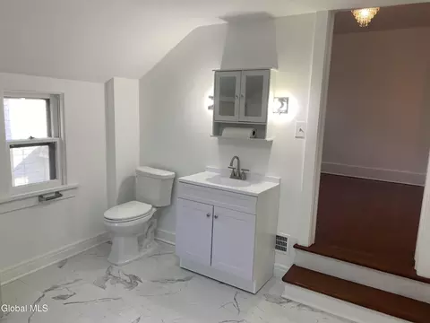Bath - 1185 Ardsley Rd, Schenectady, NY 12308 photo 4 of 5