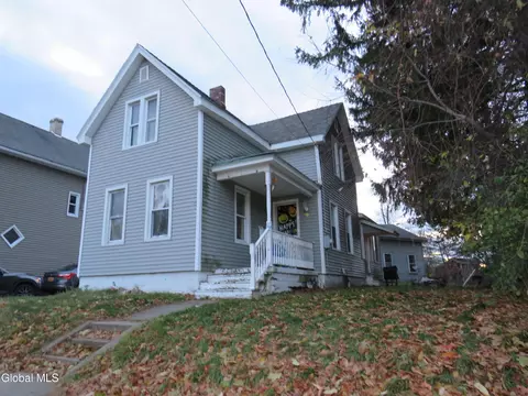 17 Wells St, Johnstown, NY 12095