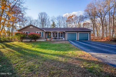 4 Hobbs Ln, Fort Edward, NY 12828