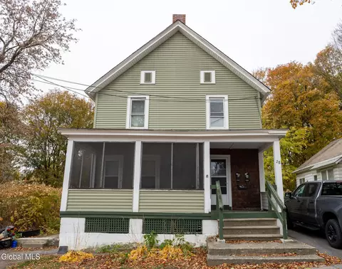 28 Prospect St, Glens Falls, NY 12801
