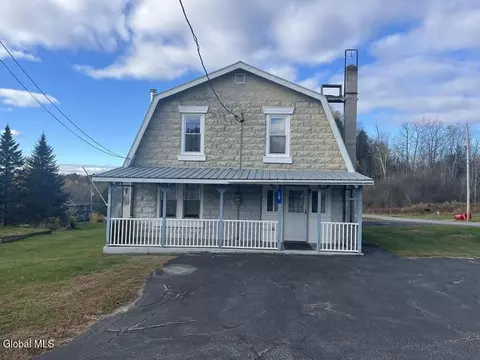 19 Foote St, Mineville, NY 12956