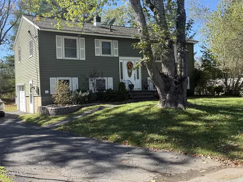 17 Dorchester Dr, Stillwater, NY 12170