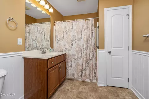 Bath - 140 Paddock Cir, Schenectady, NY 12306 photo 7 of 7