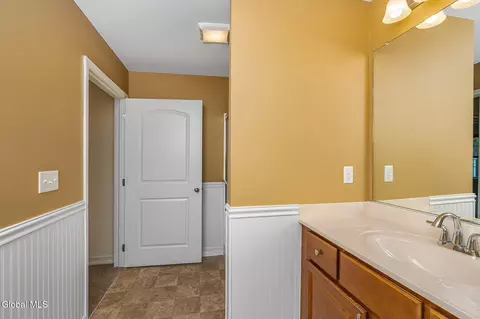 Bath - 140 Paddock Cir, Schenectady, NY 12306 photo 4 of 7