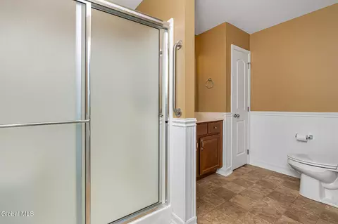 Bath - 140 Paddock Cir, Schenectady, NY 12306 photo 2 of 7