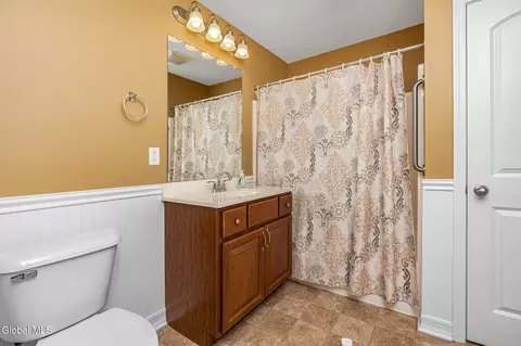 Bath - 140 Paddock Cir, Schenectady, NY 12306 photo 5 of 7