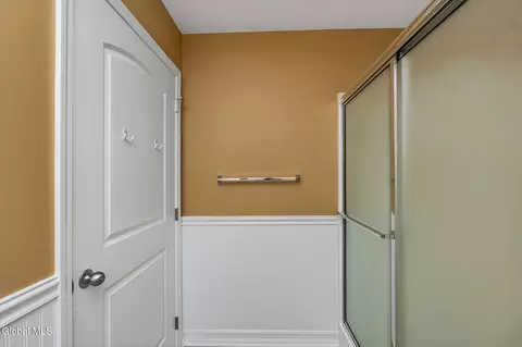 Bath - 140 Paddock Cir, Schenectady, NY 12306 photo 3 of 7